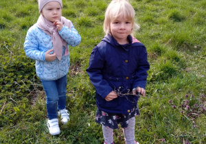 Dziewczynki stoją na trawie